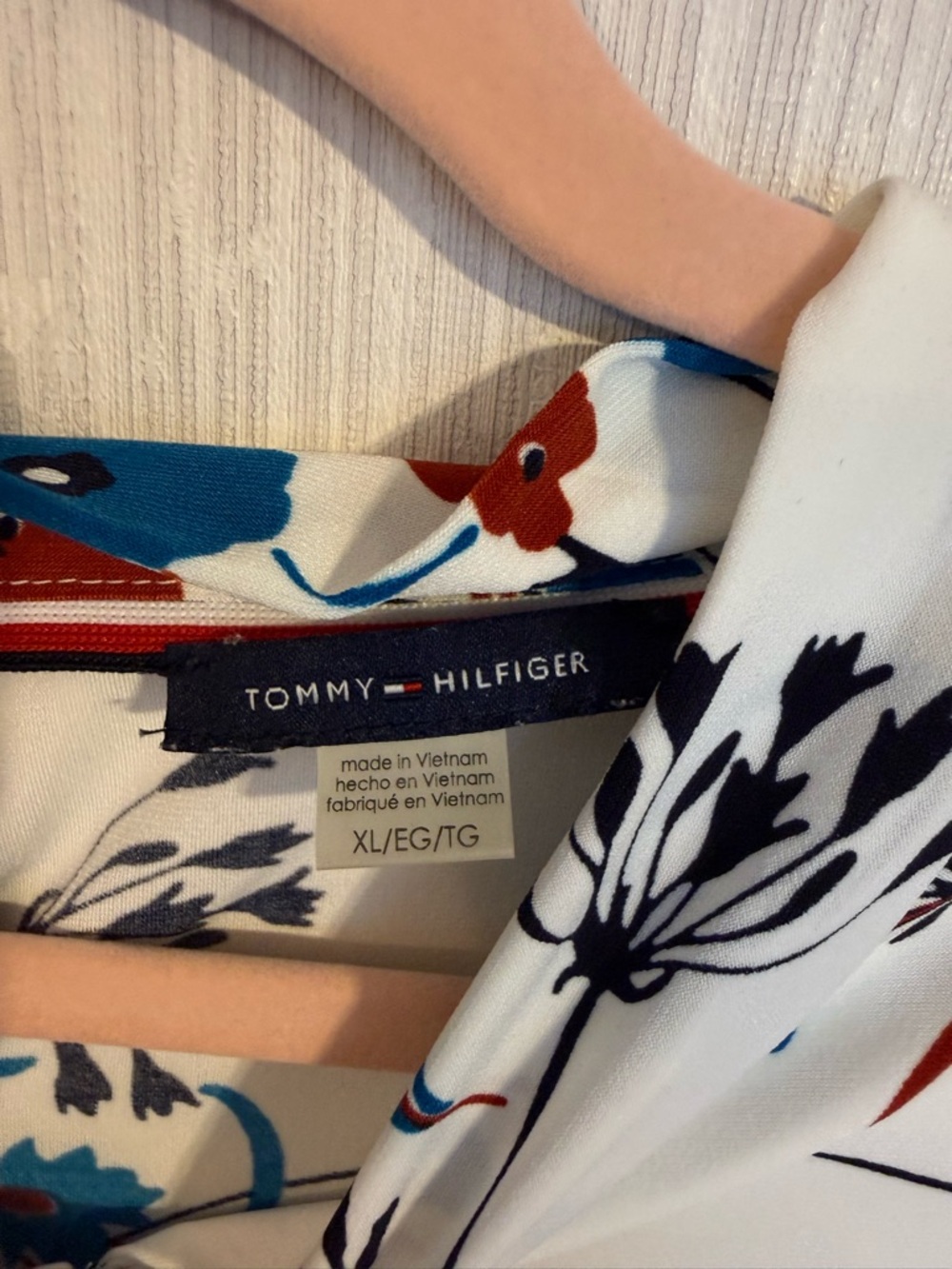Tommy Hilfiger Ivory Floral V-Neck Sleeveless Top with Red & Blue Print - Picture 2 of 5